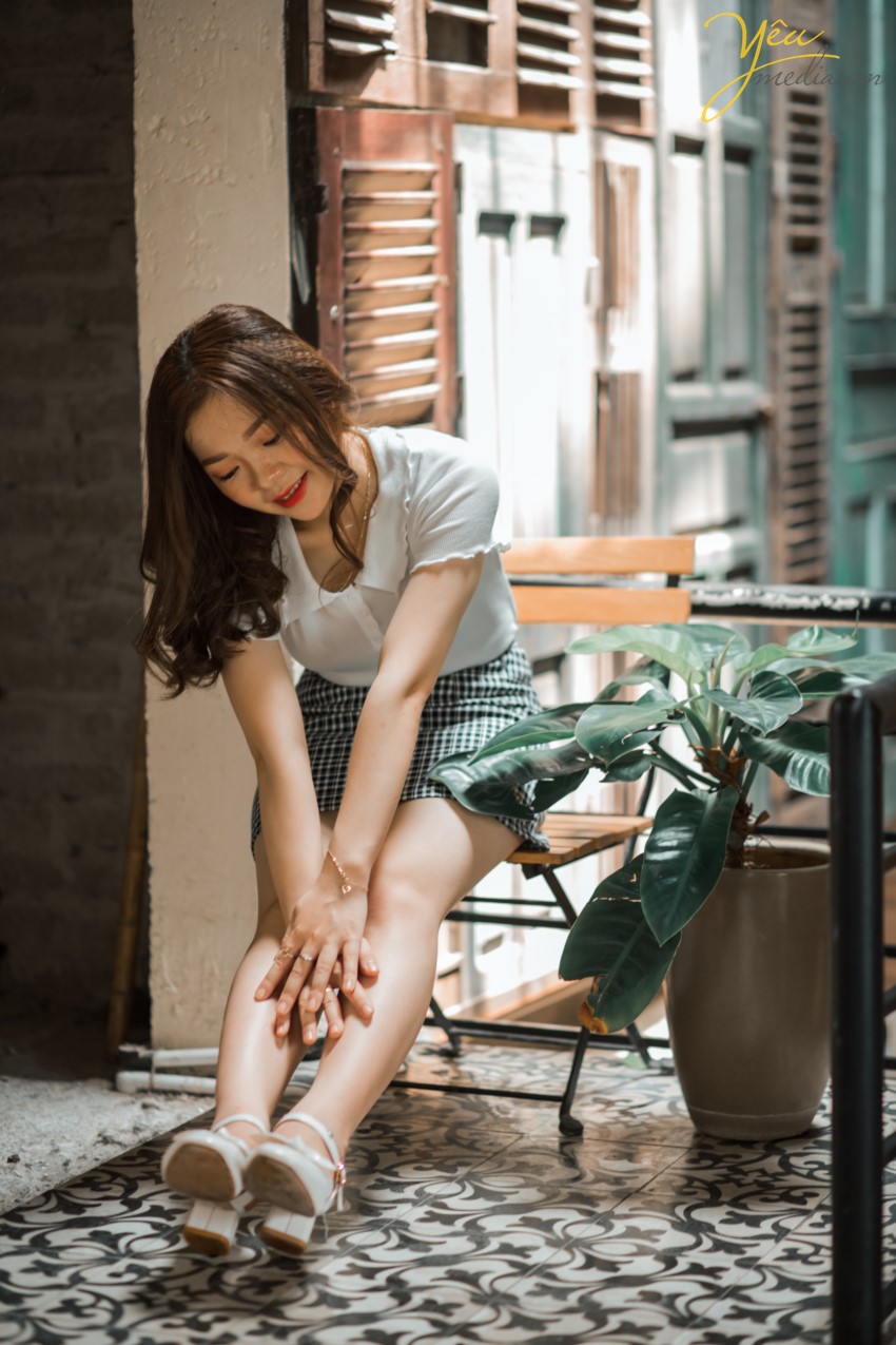 Đi cà phê, ngoài chuyện để uống miếng nước ăn miếng bánh hay trò chuyện cùng bè bạn thì một trong những hoạt động được giới trẻ yêu thích chính là chụp vài con ảnh để còn check-in trên Instagram. Hiểu được điều này nên nhiều hàng quán, địa điểm ngày càng chú trọng hơn trong việc đầu tư cho không gian, giúp công cuộc sống ảo của các "thượng đế" được nâng lên một tầm cao mới. Đối với các tín đồ sống ảo thì các quán cafe chính là địa điểm hoàn hảo nhất để chụp ảnh được nhiều bạn trẻ lựa chọn. Tuy nhiên, ở Hà Nội lại có cả trăm ngàn quán cafe khác nhau cho bạn lựa. Để tìm được một địa điểm đẹp, một góc chụp ảnh "chất", hai người bạn thân An An và Ruby Phan đã tìm dến Yêu Media để được tư vấn từ makeup, làm tóc, trang phục, stylist, chụp ảnh và cả màu sắc cho bộ ảnh - làm sao gây ấn tượng nhất.