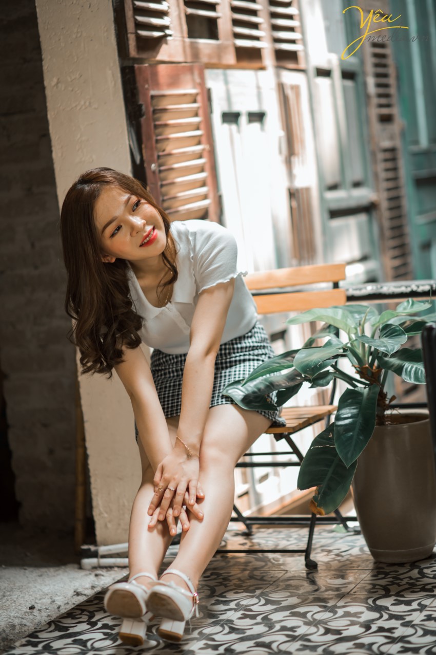 Đi cà phê, ngoài chuyện để uống miếng nước ăn miếng bánh hay trò chuyện cùng bè bạn thì một trong những hoạt động được giới trẻ yêu thích chính là chụp vài con ảnh để còn check-in trên Instagram. Hiểu được điều này nên nhiều hàng quán, địa điểm ngày càng chú trọng hơn trong việc đầu tư cho không gian, giúp công cuộc sống ảo của các "thượng đế" được nâng lên một tầm cao mới. Đối với các tín đồ sống ảo thì các quán cafe chính là địa điểm hoàn hảo nhất để chụp ảnh được nhiều bạn trẻ lựa chọn. Tuy nhiên, ở Hà Nội lại có cả trăm ngàn quán cafe khác nhau cho bạn lựa. Để tìm được một địa điểm đẹp, một góc chụp ảnh "chất", hai người bạn thân An An và Ruby Phan đã tìm dến Yêu Media để được tư vấn từ makeup, làm tóc, trang phục, stylist, chụp ảnh và cả màu sắc cho bộ ảnh - làm sao gây ấn tượng nhất.