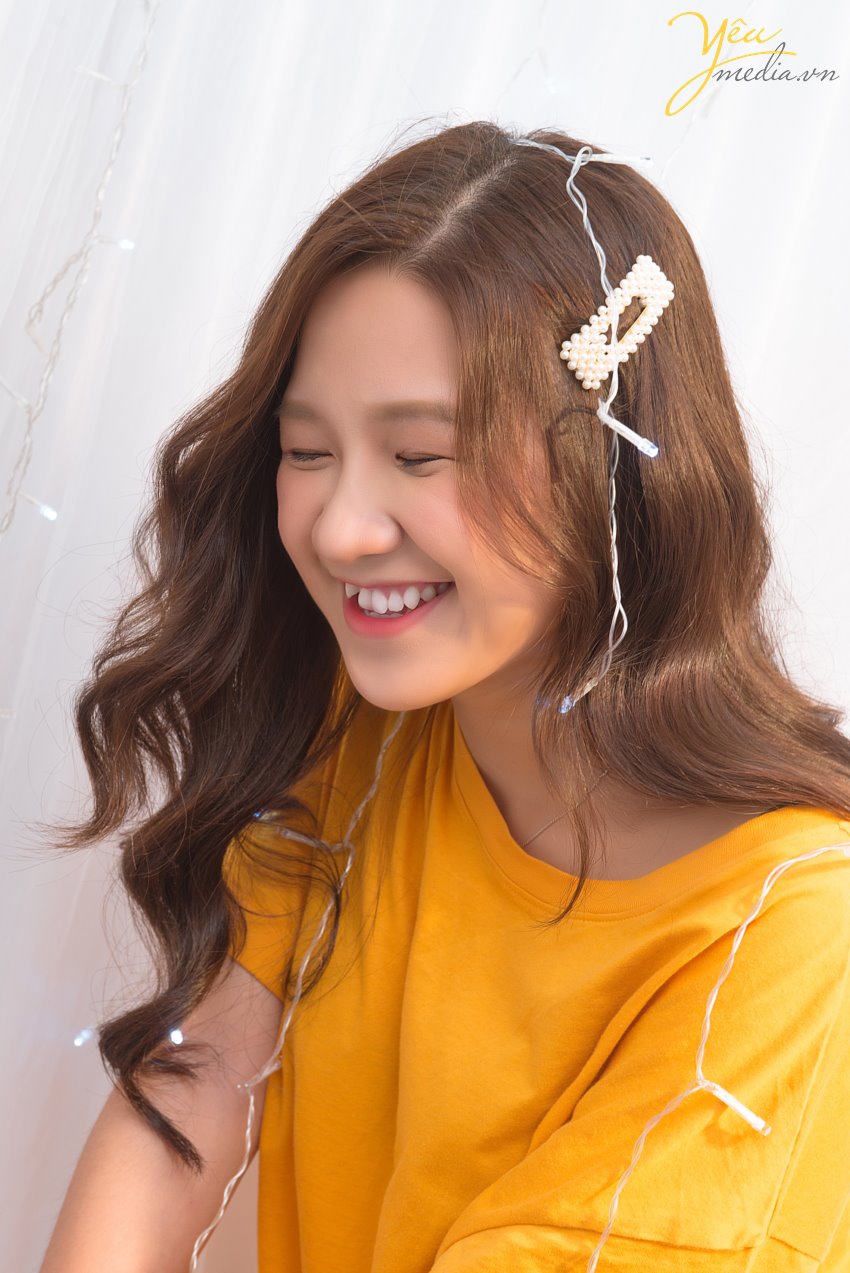 Đã qua rồi cái thời muốn có một bộ ảnh đẹp là phải chuẩn bị kỳ công, ra ngoại thành, tìm địa điểm chụp có mây gió cây cối xinh đẹp, vác theo lỉnh kỉnh nào đạo cụ nào quần áo... rồi nhé. Bây giờ, ngoài những sự lựa chọn thoải mái như siêu thị "sống ảo", đường phố, quán cafe... thì giới trẻ còn có thêm 1 loạt các studio trong nhà vô cùng xinh xắn, đáng yêu, đúng kiểu "1 mét vuông chụp được 1 bộ ảnh". Studio chụp ảnh thời nay không chỉ dành riêng cho ảnh cưới, mà còn dành để chụp ảnh chân dung, ảnh "nghệ nghệ", ảnh cặp đôi tình tứ..., gọi chung là Chụp ảnh có concept. Với nhu cầu đó, các studio luôn đầu tư hết mình vào đạo cụ, màu sắc... để các bạn trẻ có thể cho ra đời những bộ ảnh chất lừ! Bạn chỉ việc đến, make up và chụp mà thôi! Đảm bảo không thua gì ảnh tạp chí.