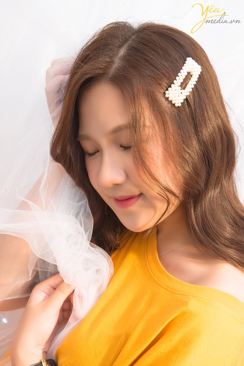 Đã qua rồi cái thời muốn có một bộ ảnh đẹp là phải chuẩn bị kỳ công, ra ngoại thành, tìm địa điểm chụp có mây gió cây cối xinh đẹp, vác theo lỉnh kỉnh nào đạo cụ nào quần áo... rồi nhé. Bây giờ, ngoài những sự lựa chọn thoải mái như siêu thị "sống ảo", đường phố, quán cafe... thì giới trẻ còn có thêm 1 loạt các studio trong nhà vô cùng xinh xắn, đáng yêu, đúng kiểu "1 mét vuông chụp được 1 bộ ảnh". Studio chụp ảnh thời nay không chỉ dành riêng cho ảnh cưới, mà còn dành để chụp ảnh chân dung, ảnh "nghệ nghệ", ảnh cặp đôi tình tứ..., gọi chung là Chụp ảnh có concept. Với nhu cầu đó, các studio luôn đầu tư hết mình vào đạo cụ, màu sắc... để các bạn trẻ có thể cho ra đời những bộ ảnh chất lừ! Bạn chỉ việc đến, make up và chụp mà thôi! Đảm bảo không thua gì ảnh tạp chí.