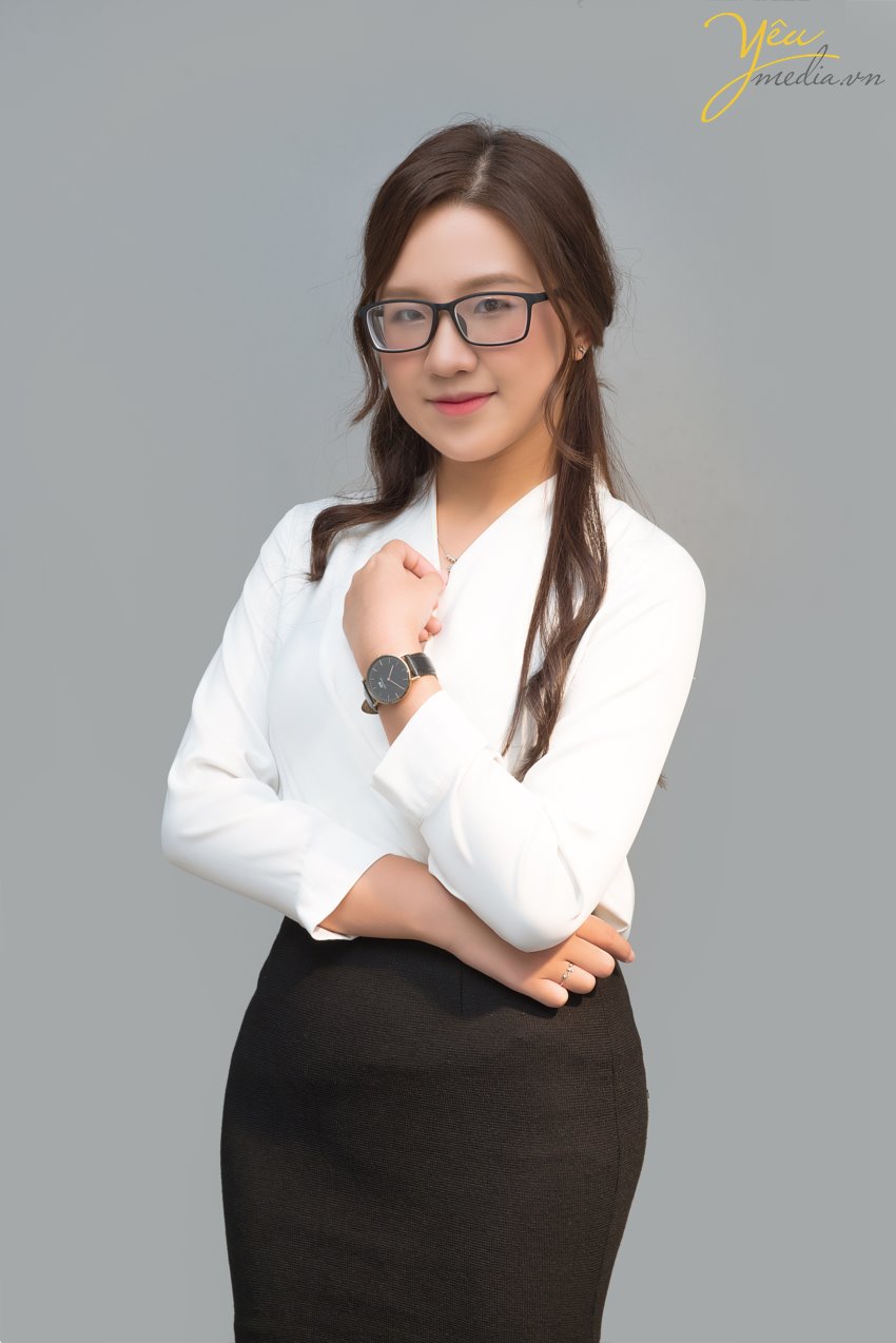 Đã qua rồi cái thời muốn có một bộ ảnh đẹp là phải chuẩn bị kỳ công, ra ngoại thành, tìm địa điểm chụp có mây gió cây cối xinh đẹp, vác theo lỉnh kỉnh nào đạo cụ nào quần áo... rồi nhé. Bây giờ, ngoài những sự lựa chọn thoải mái như siêu thị "sống ảo", đường phố, quán cafe... thì giới trẻ còn có thêm 1 loạt các studio trong nhà vô cùng xinh xắn, đáng yêu, đúng kiểu "1 mét vuông chụp được 1 bộ ảnh". Studio chụp ảnh thời nay không chỉ dành riêng cho ảnh cưới, mà còn dành để chụp ảnh chân dung, ảnh "nghệ nghệ", ảnh cặp đôi tình tứ..., gọi chung là Chụp ảnh có concept. Với nhu cầu đó, các studio luôn đầu tư hết mình vào đạo cụ, màu sắc... để các bạn trẻ có thể cho ra đời những bộ ảnh chất lừ! Bạn chỉ việc đến, make up và chụp mà thôi! Đảm bảo không thua gì ảnh tạp chí.