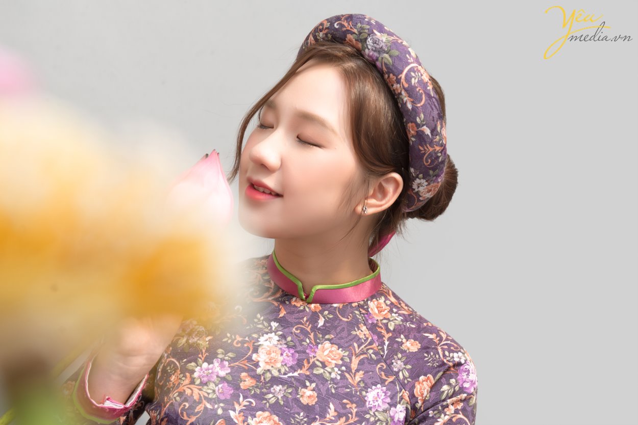 Đã qua rồi cái thời muốn có một bộ ảnh đẹp là phải chuẩn bị kỳ công, ra ngoại thành, tìm địa điểm chụp có mây gió cây cối xinh đẹp, vác theo lỉnh kỉnh nào đạo cụ nào quần áo... rồi nhé. Bây giờ, ngoài những sự lựa chọn thoải mái như siêu thị "sống ảo", đường phố, quán cafe... thì giới trẻ còn có thêm 1 loạt các studio trong nhà vô cùng xinh xắn, đáng yêu, đúng kiểu "1 mét vuông chụp được 1 bộ ảnh". Studio chụp ảnh thời nay không chỉ dành riêng cho ảnh cưới, mà còn dành để chụp ảnh chân dung, ảnh "nghệ nghệ", ảnh cặp đôi tình tứ..., gọi chung là Chụp ảnh có concept. Với nhu cầu đó, các studio luôn đầu tư hết mình vào đạo cụ, màu sắc... để các bạn trẻ có thể cho ra đời những bộ ảnh chất lừ! Bạn chỉ việc đến, make up và chụp mà thôi! Đảm bảo không thua gì ảnh tạp chí.