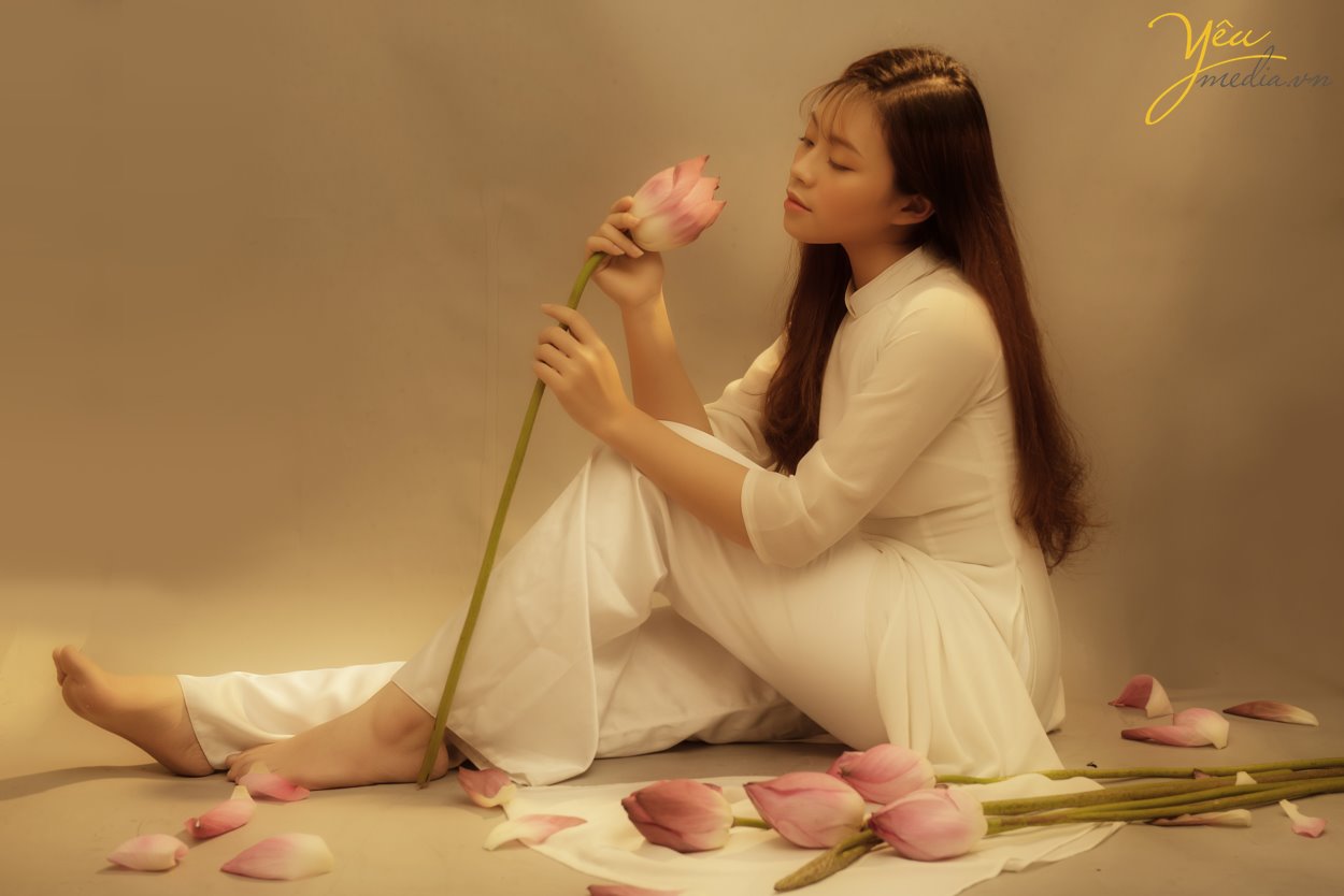 Thời điểm này cũng là dịp mà nhiều người, đặc biệt là các chị em phụ nữ, các bà, các mẹ rủ nhau đi chụp ảnh hoa sen để giữ lại những khoảnh khắc đáng nhớ trong cuộc đời với thức hoa thiêng liêng này.  Vậy ở Hà Nội, chụp ảnh với hoa sen ở đâu đẹp nhất? Nên mặc gì khi chụp ảnh sen? và giá phí khi chụp ảnh hoa sen là bao nhiêu năm 2019?