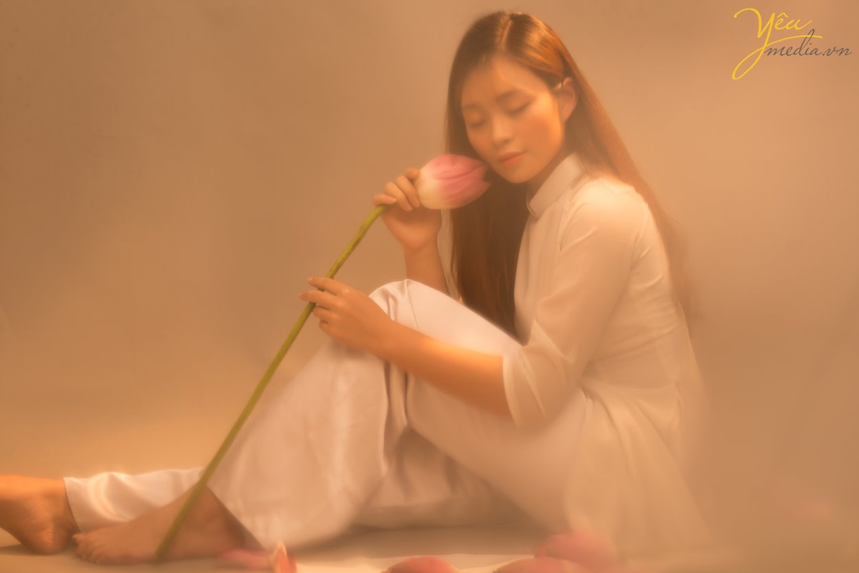 Thời điểm này cũng là dịp mà nhiều người, đặc biệt là các chị em phụ nữ, các bà, các mẹ rủ nhau đi chụp ảnh hoa sen để giữ lại những khoảnh khắc đáng nhớ trong cuộc đời với thức hoa thiêng liêng này.  Vậy ở Hà Nội, chụp ảnh với hoa sen ở đâu đẹp nhất? Nên mặc gì khi chụp ảnh sen? và giá phí khi chụp ảnh hoa sen là bao nhiêu năm 2019?
