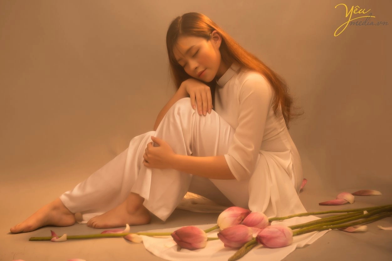 Chụp ảnh mùa hoa sen trong studio tại Hà Nội