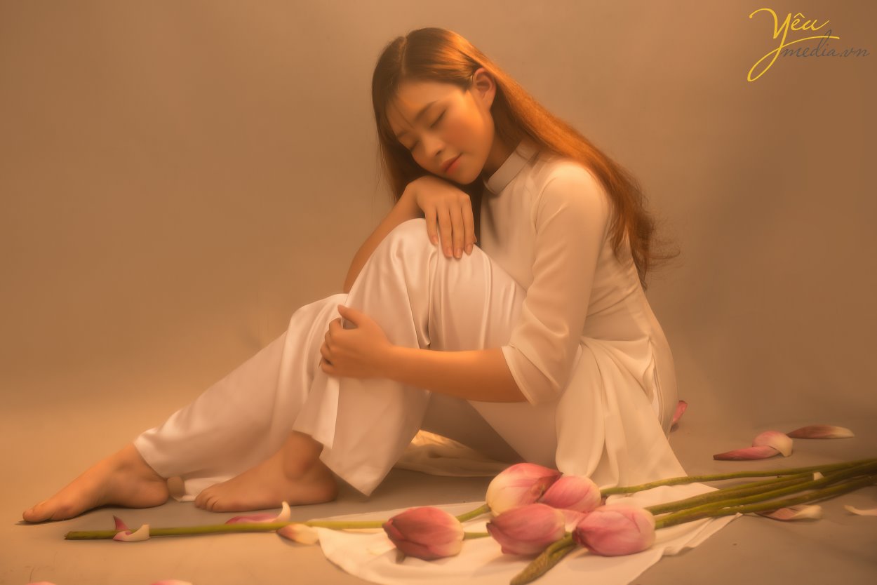 Thời điểm này cũng là dịp mà nhiều người, đặc biệt là các chị em phụ nữ, các bà, các mẹ rủ nhau đi chụp ảnh hoa sen để giữ lại những khoảnh khắc đáng nhớ trong cuộc đời với thức hoa thiêng liêng này.  Vậy ở Hà Nội, chụp ảnh với hoa sen ở đâu đẹp nhất? Nên mặc gì khi chụp ảnh sen? và giá phí khi chụp ảnh hoa sen là bao nhiêu năm 2019?