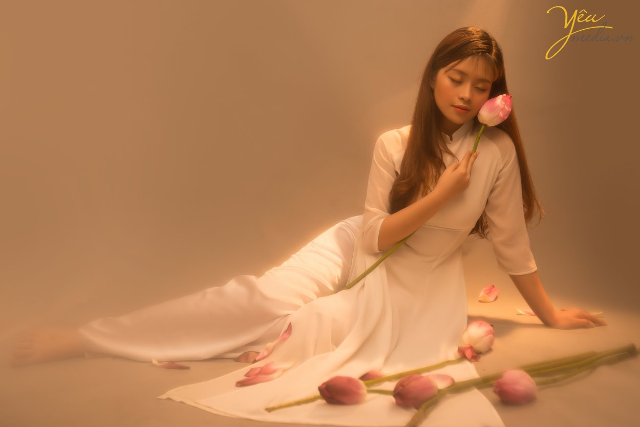 Thời điểm này cũng là dịp mà nhiều người, đặc biệt là các chị em phụ nữ, các bà, các mẹ rủ nhau đi chụp ảnh hoa sen để giữ lại những khoảnh khắc đáng nhớ trong cuộc đời với thức hoa thiêng liêng này.  Vậy ở Hà Nội, chụp ảnh với hoa sen ở đâu đẹp nhất? Nên mặc gì khi chụp ảnh sen? và giá phí khi chụp ảnh hoa sen là bao nhiêu năm 2019?
