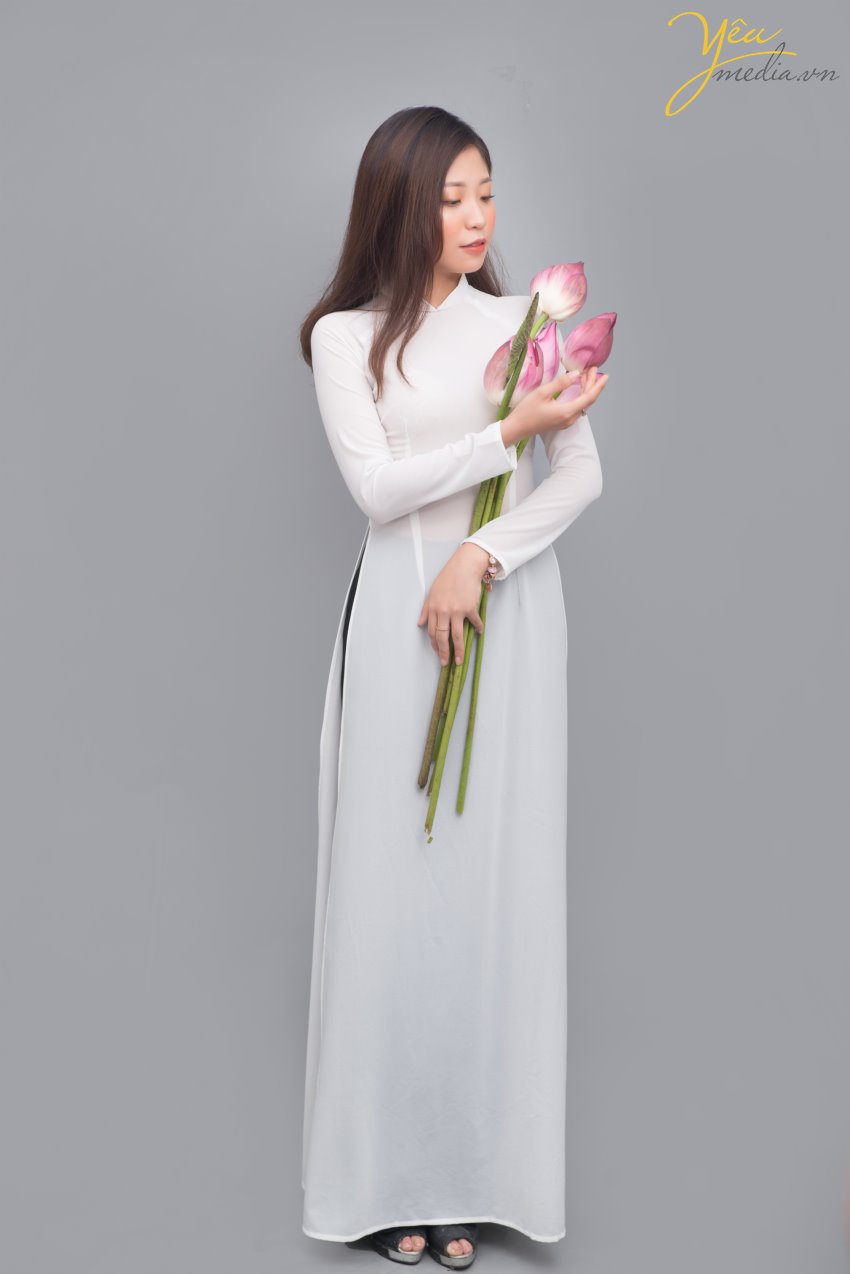 Vì thế, chụp ảnh với sen không chỉ "mê mẩn" giới trẻ mà còn có sức quyến rũ đối với các mỹ nhân Việt từ Bắc tới Nam.  Mỗi người mỗi vẻ khác nhau, nhưng ai cũng chọn cho mình những bộ trang phục đơn giản, không cầu kì để khoe nét đẹp duyên dáng, e ấp. Trang phục áo dài cũng vì thế mà được ưu ái lựa chọn nhiều nhất cho những tấm hình này.   Cặp bạn thân Trà - Min đã chọn Yêu media làm nơi thực hiện bộ ảnh sen cùng áo dài trắng thướt tha của mình. Hãy cùng ngắm bộ ảnh đẹp của các bạn ấy - được chụp tại studio của Yêu media vào tháng 6/2019 nhé!