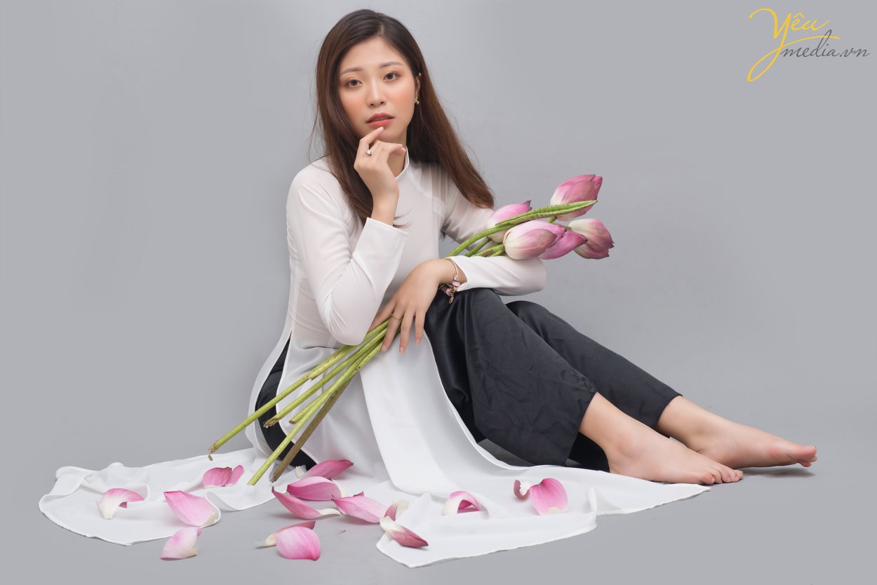 Vì thế, chụp ảnh với sen không chỉ "mê mẩn" giới trẻ mà còn có sức quyến rũ đối với các mỹ nhân Việt từ Bắc tới Nam.  Mỗi người mỗi vẻ khác nhau, nhưng ai cũng chọn cho mình những bộ trang phục đơn giản, không cầu kì để khoe nét đẹp duyên dáng, e ấp. Trang phục áo dài cũng vì thế mà được ưu ái lựa chọn nhiều nhất cho những tấm hình này.   Cặp bạn thân Trà - Min đã chọn Yêu media làm nơi thực hiện bộ ảnh sen cùng áo dài trắng thướt tha của mình. Hãy cùng ngắm bộ ảnh đẹp của các bạn ấy - được chụp tại studio của Yêu media vào tháng 6/2019 nhé!