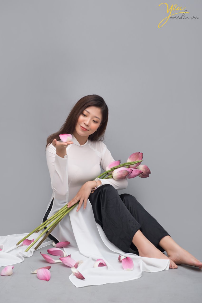 Vì thế, chụp ảnh với sen không chỉ "mê mẩn" giới trẻ mà còn có sức quyến rũ đối với các mỹ nhân Việt từ Bắc tới Nam.  Mỗi người mỗi vẻ khác nhau, nhưng ai cũng chọn cho mình những bộ trang phục đơn giản, không cầu kì để khoe nét đẹp duyên dáng, e ấp. Trang phục áo dài cũng vì thế mà được ưu ái lựa chọn nhiều nhất cho những tấm hình này.   Cặp bạn thân Trà - Min đã chọn Yêu media làm nơi thực hiện bộ ảnh sen cùng áo dài trắng thướt tha của mình. Hãy cùng ngắm bộ ảnh đẹp của các bạn ấy - được chụp tại studio của Yêu media vào tháng 6/2019 nhé!