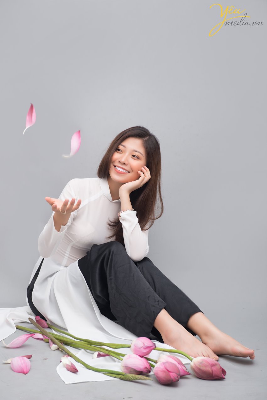 Vì thế, chụp ảnh với sen không chỉ "mê mẩn" giới trẻ mà còn có sức quyến rũ đối với các mỹ nhân Việt từ Bắc tới Nam.  Mỗi người mỗi vẻ khác nhau, nhưng ai cũng chọn cho mình những bộ trang phục đơn giản, không cầu kì để khoe nét đẹp duyên dáng, e ấp. Trang phục áo dài cũng vì thế mà được ưu ái lựa chọn nhiều nhất cho những tấm hình này.   Cặp bạn thân Trà - Min đã chọn Yêu media làm nơi thực hiện bộ ảnh sen cùng áo dài trắng thướt tha của mình. Hãy cùng ngắm bộ ảnh đẹp của các bạn ấy - được chụp tại studio của Yêu media vào tháng 6/2019 nhé!