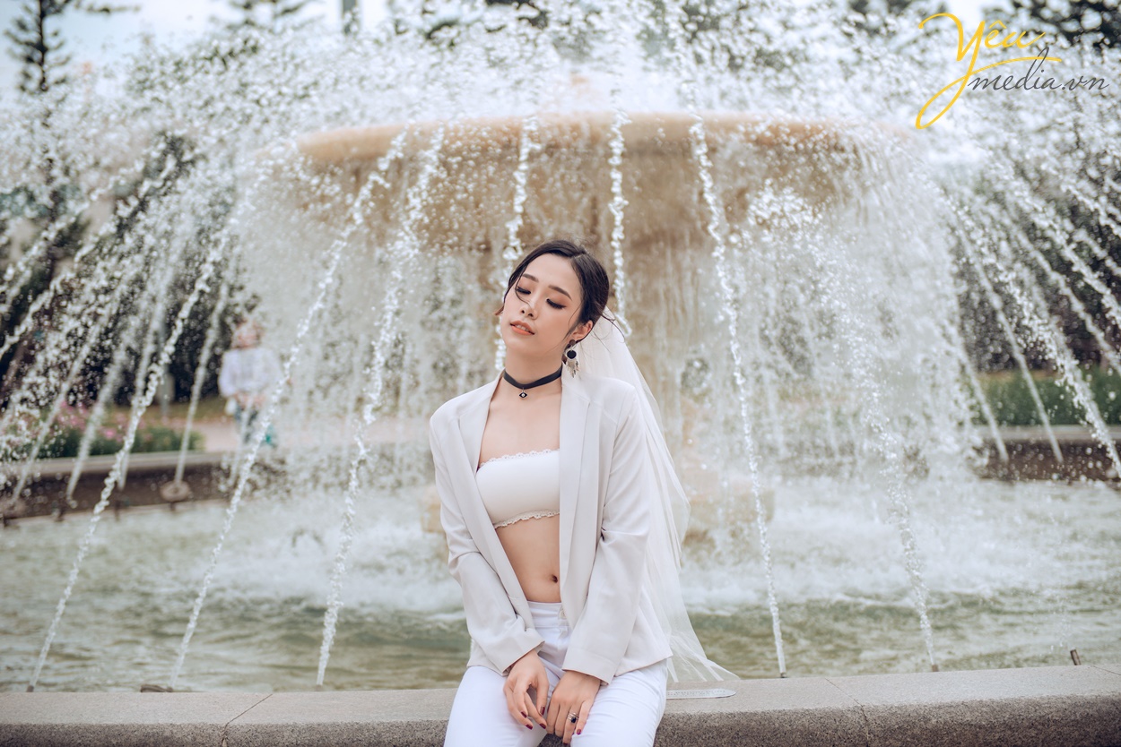 cô dâu đơn ngồi thẫn thờ bên dòng nước