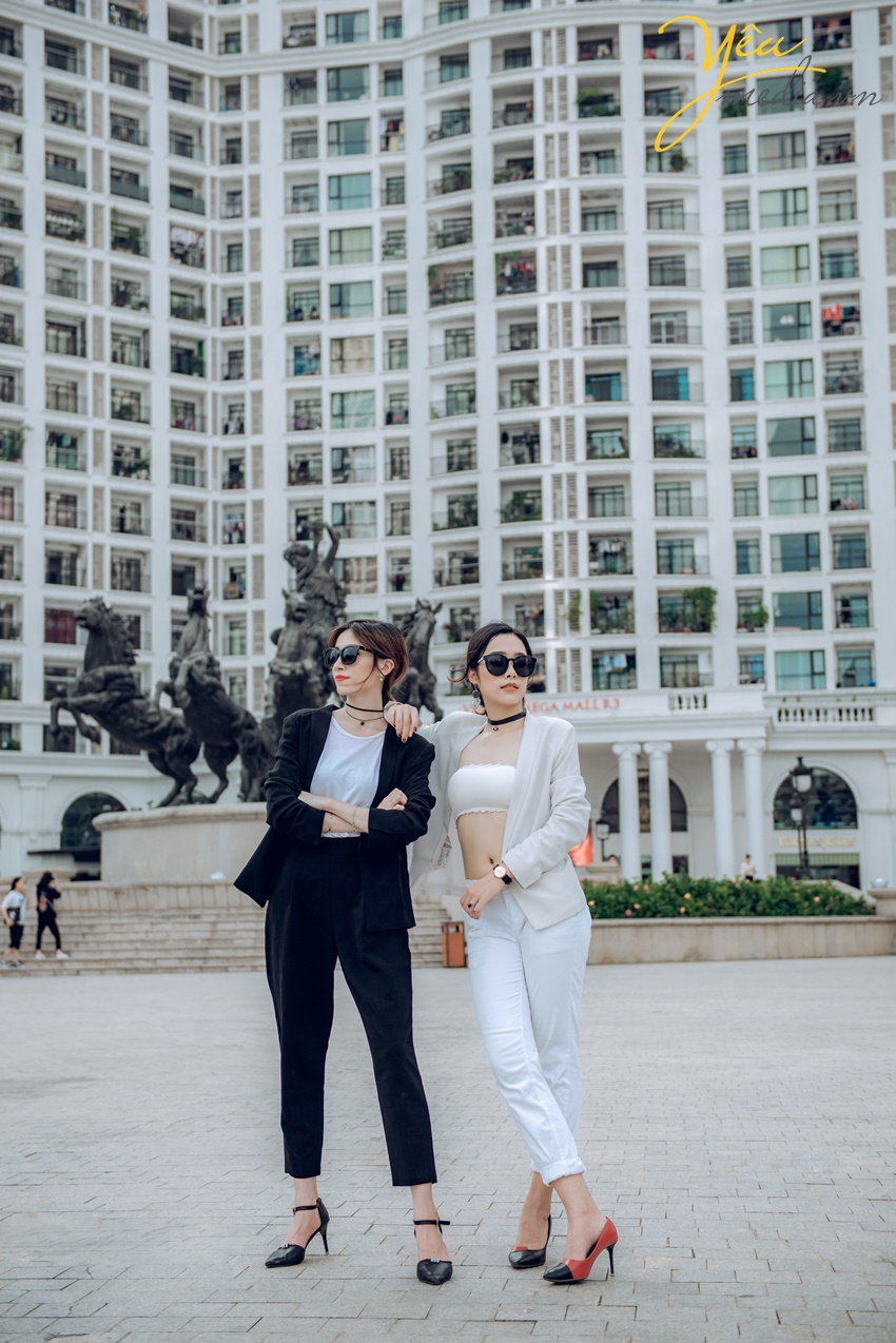 hai cô nàng mặc vest cá tính chụp ảnh thời trang ở hà nội