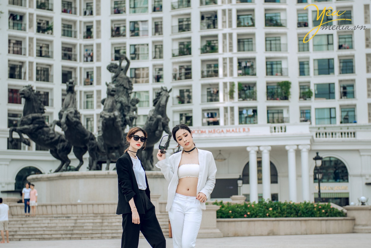 hai cô gái cá tính chụp vest cô dâu ở hà nội