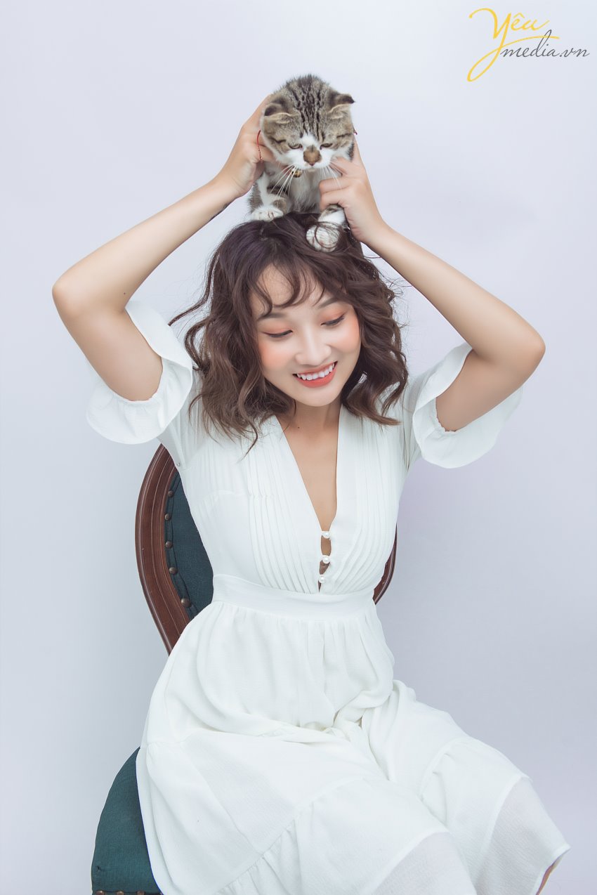 Phận làm sen, ai cũng muốn cùng boss chụp những tấm ảnh xinh xắn, độc đáo để thể hiện tình thân cùng tình thương giữa chủ và tớ. Nếu bạn cũng là một con sen, bạn cũng đang muốn có những bức ảnh thật đỉnh với boss của mình mà chưa biết chụp dáng nào cho xinh thì hãy lướt qua bộ ảnh mà studio Yêu Media tại Hà Nội đã thực hiện cho "sen" Nguyễn Thảo nhé!