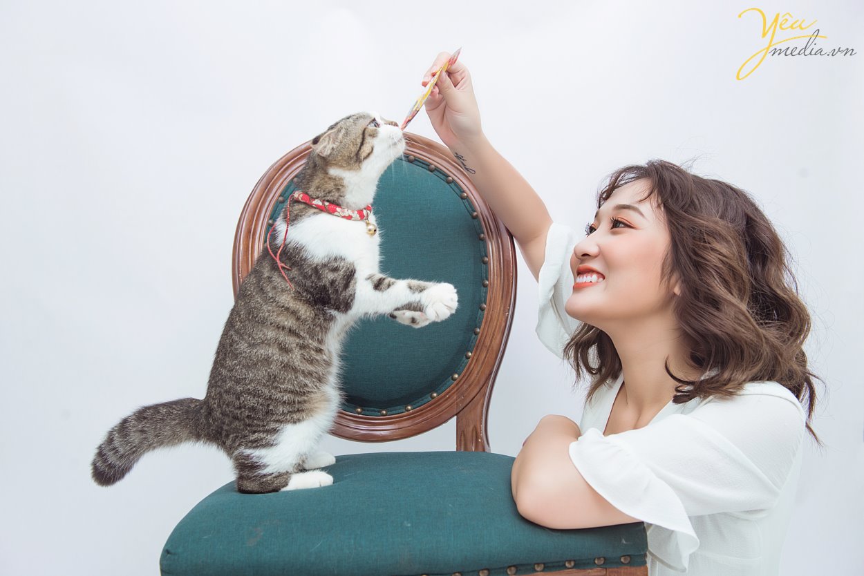 Phận làm sen, ai cũng muốn cùng boss chụp những tấm ảnh xinh xắn, độc đáo để thể hiện tình thân cùng tình thương giữa chủ và tớ. Nếu bạn cũng là một con sen, bạn cũng đang muốn có những bức ảnh thật đỉnh với boss của mình mà chưa biết chụp dáng nào cho xinh thì hãy lướt qua bộ ảnh mà studio Yêu Media tại Hà Nội đã thực hiện cho "sen" Nguyễn Thảo nhé!