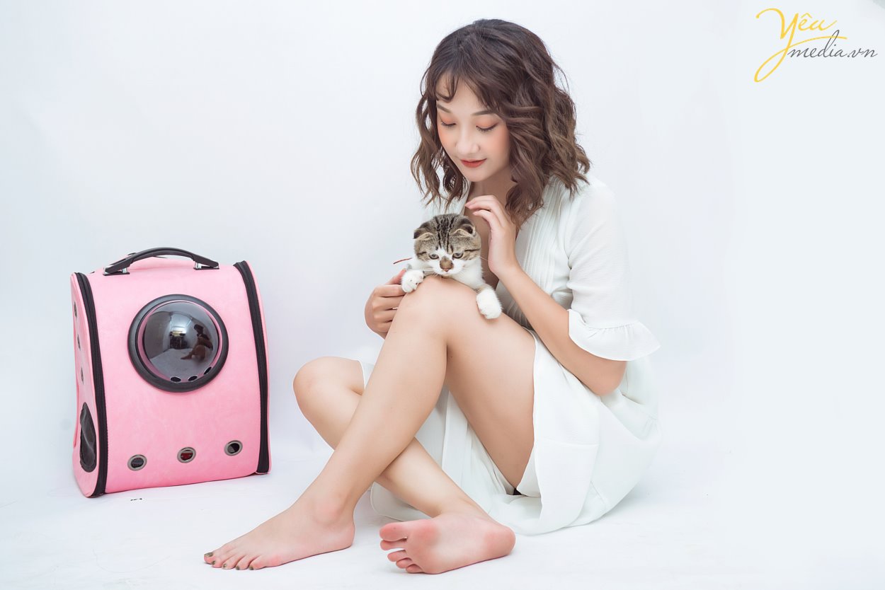 Phận làm sen, ai cũng muốn cùng boss chụp những tấm ảnh xinh xắn, độc đáo để thể hiện tình thân cùng tình thương giữa chủ và tớ. Nếu bạn cũng là một con sen, bạn cũng đang muốn có những bức ảnh thật đỉnh với boss của mình mà chưa biết chụp dáng nào cho xinh thì hãy lướt qua bộ ảnh mà studio Yêu Media tại Hà Nội đã thực hiện cho "sen" Nguyễn Thảo nhé!