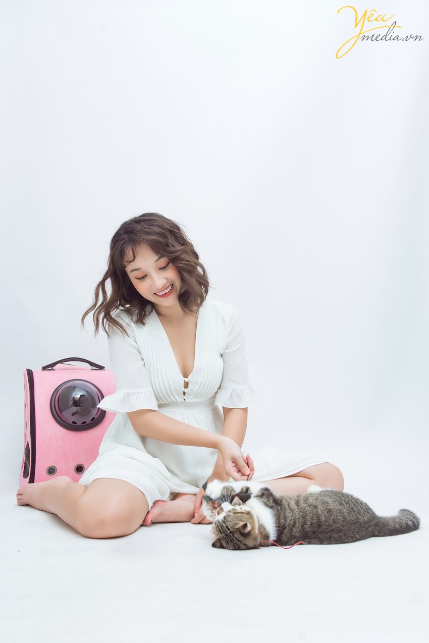 Phận làm sen, ai cũng muốn cùng boss chụp những tấm ảnh xinh xắn, độc đáo để thể hiện tình thân cùng tình thương giữa chủ và tớ. Nếu bạn cũng là một con sen, bạn cũng đang muốn có những bức ảnh thật đỉnh với boss của mình mà chưa biết chụp dáng nào cho xinh thì hãy lướt qua bộ ảnh mà studio Yêu Media tại Hà Nội đã thực hiện cho "sen" Nguyễn Thảo nhé!