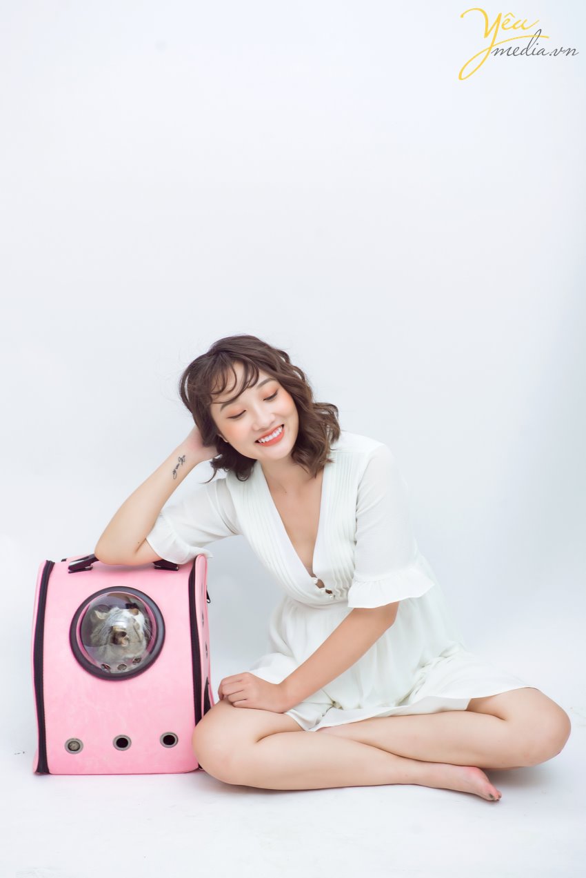 Phận làm sen, ai cũng muốn cùng boss chụp những tấm ảnh xinh xắn, độc đáo để thể hiện tình thân cùng tình thương giữa chủ và tớ. Nếu bạn cũng là một con sen, bạn cũng đang muốn có những bức ảnh thật đỉnh với boss của mình mà chưa biết chụp dáng nào cho xinh thì hãy lướt qua bộ ảnh mà studio Yêu Media tại Hà Nội đã thực hiện cho "sen" Nguyễn Thảo nhé!