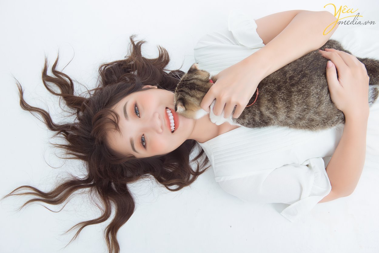 Phận làm sen, ai cũng muốn cùng boss chụp những tấm ảnh xinh xắn, độc đáo để thể hiện tình thân cùng tình thương giữa chủ và tớ. Nếu bạn cũng là một con sen, bạn cũng đang muốn có những bức ảnh thật đỉnh với boss của mình mà chưa biết chụp dáng nào cho xinh thì hãy lướt qua bộ ảnh mà studio Yêu Media tại Hà Nội đã thực hiện cho "sen" Nguyễn Thảo nhé!