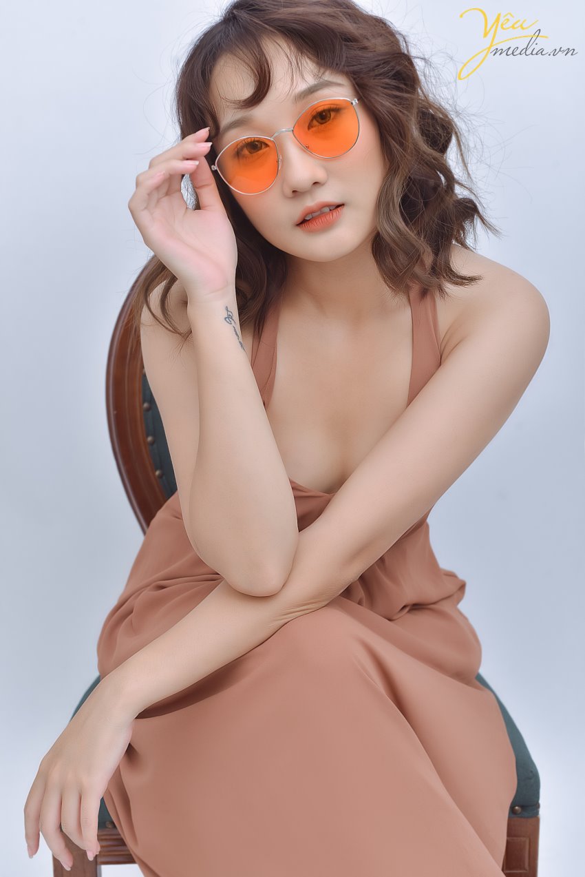 Phận làm sen, ai cũng muốn cùng boss chụp những tấm ảnh xinh xắn, độc đáo để thể hiện tình thân cùng tình thương giữa chủ và tớ. Nếu bạn cũng là một con sen, bạn cũng đang muốn có những bức ảnh thật đỉnh với boss của mình mà chưa biết chụp dáng nào cho xinh thì hãy lướt qua bộ ảnh mà studio Yêu Media tại Hà Nội đã thực hiện cho "sen" Nguyễn Thảo nhé!