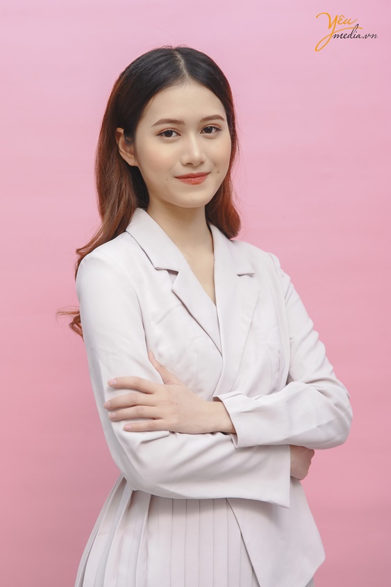 Chụp ảnh cho nữ MC Thu Trang trong studio Hà Nội