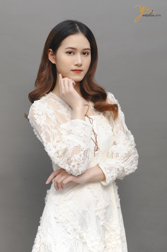 Chụp ảnh cho nữ MC Thu Trang trong studio Hà Nội