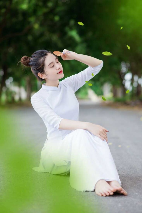 Những cách tạo dáng chụp ảnh với áo dài 2022