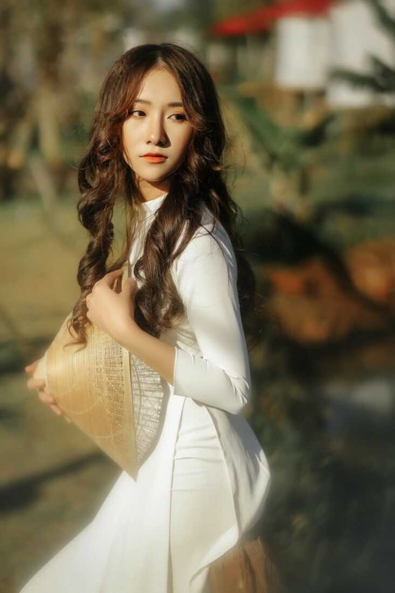 Những cách tạo dáng chụp ảnh với áo dài 2022