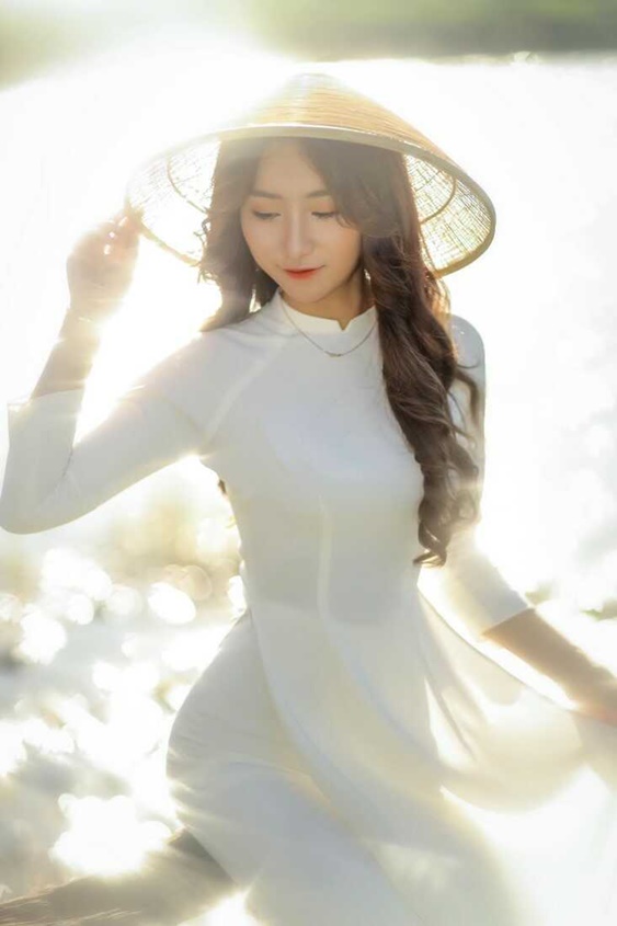 Những cách tạo dáng chụp ảnh với áo dài 2022