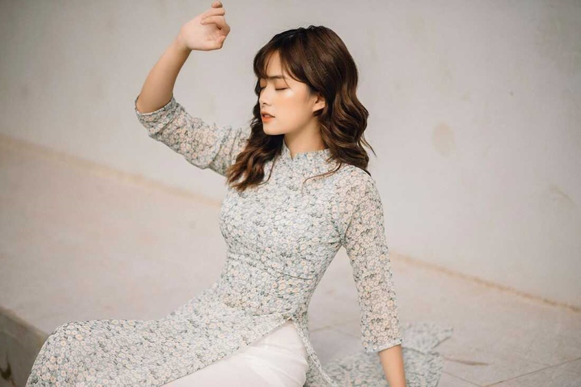 Những cách tạo dáng chụp ảnh với áo dài 2022