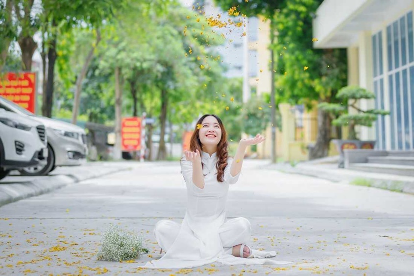 Những cách tạo dáng chụp ảnh với áo dài 2022