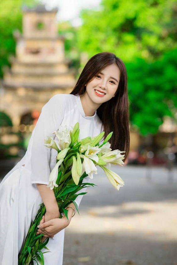 Những cách tạo dáng chụp ảnh với áo dài 2022