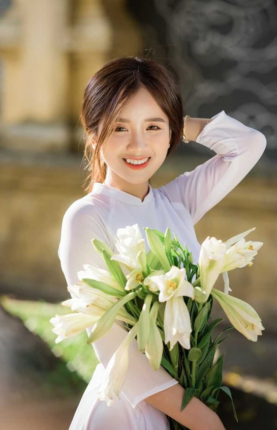 Những cách tạo dáng chụp ảnh với áo dài 2022