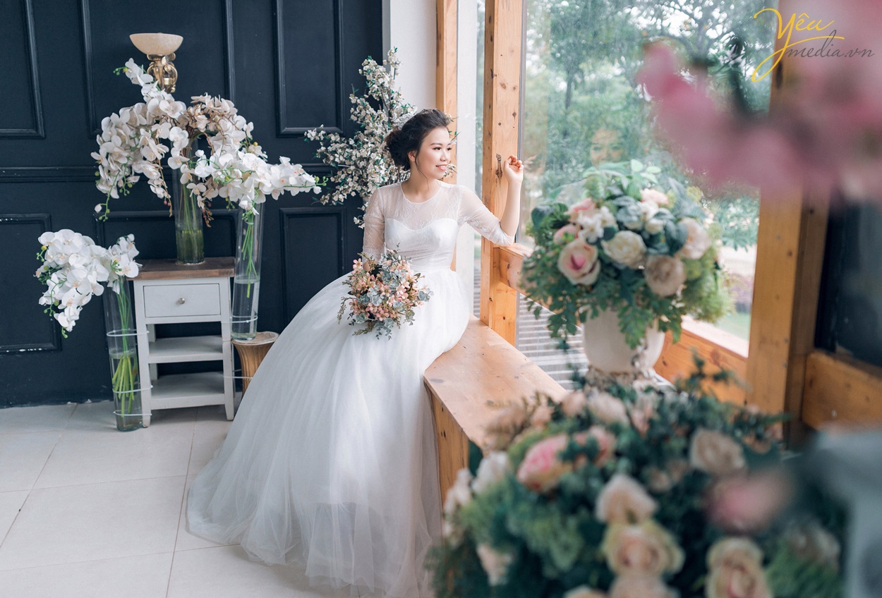cô dâu chụp ảnh bên bờ cửa sổ xinh đẹp