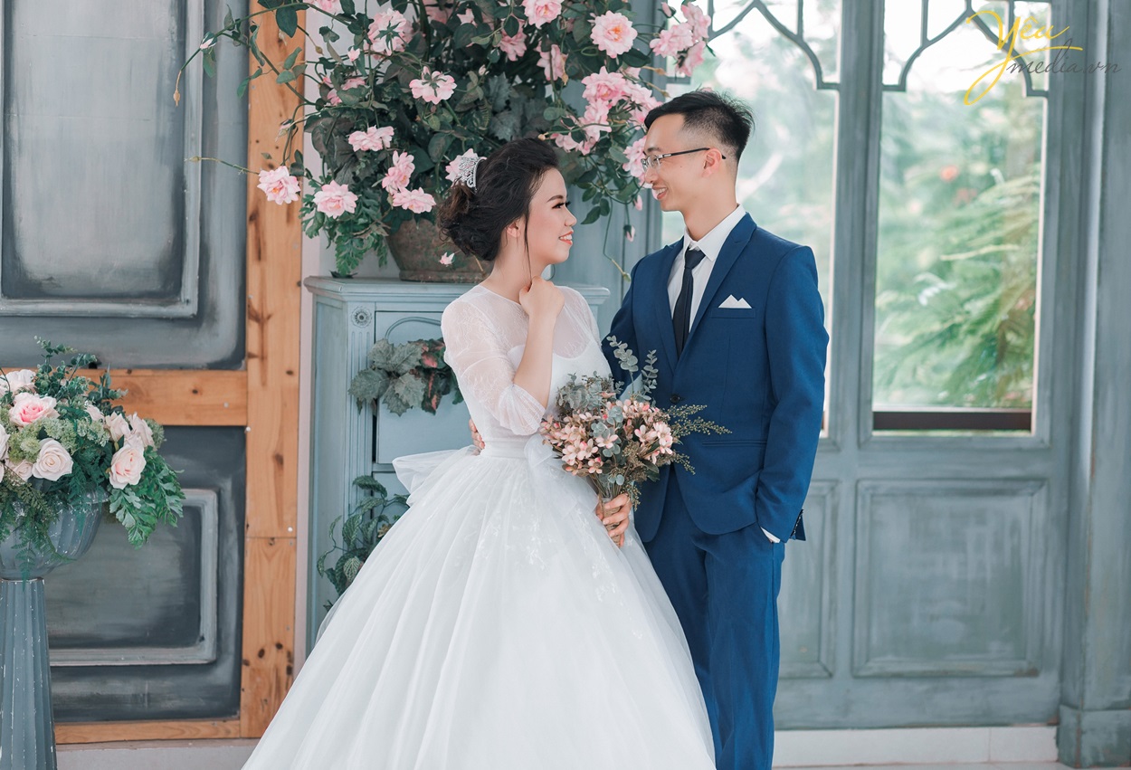 cô dâu chú rể nhìn nhau cười chụp ảnh cưới