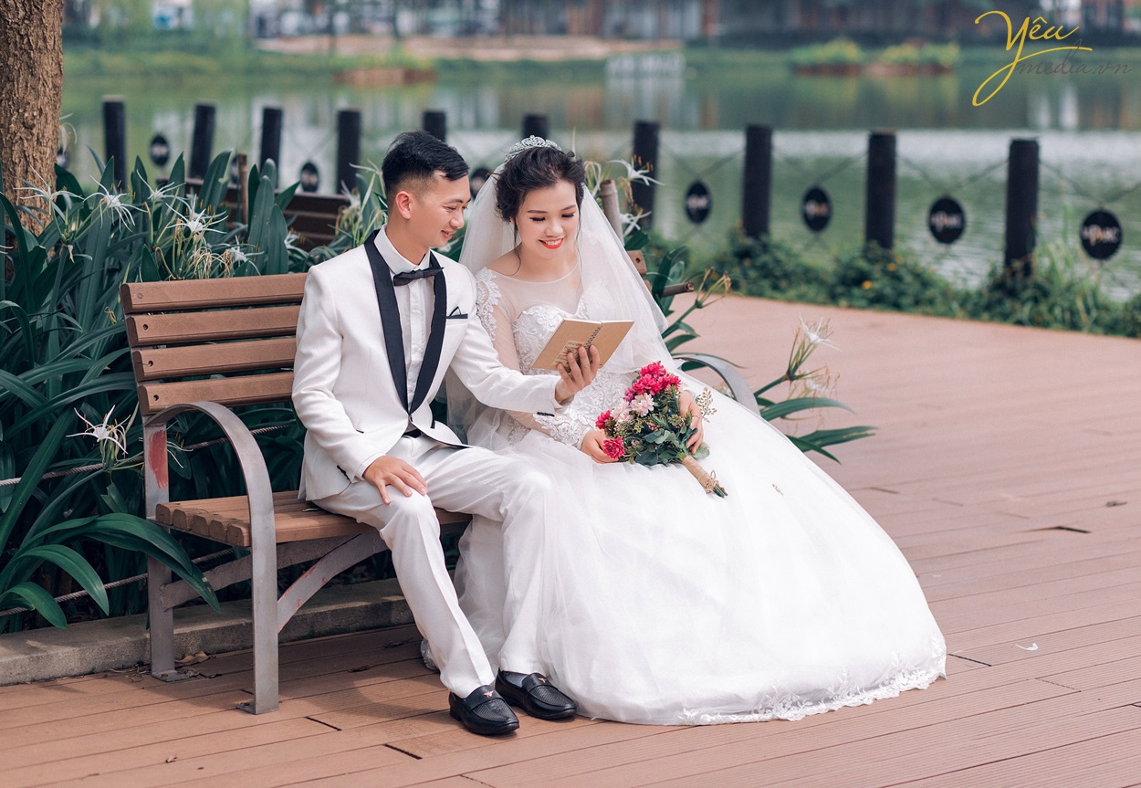 cô dâu chú rể chụp ảnh bên bờ hồ yên sở