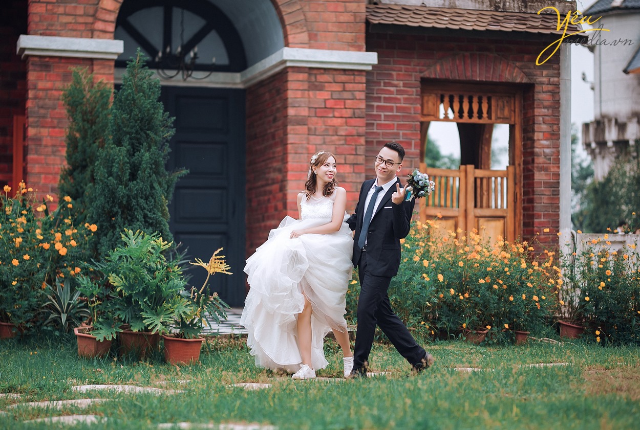 cô dâu chú rể yêu thích phong cách tự nhiên cười đùa