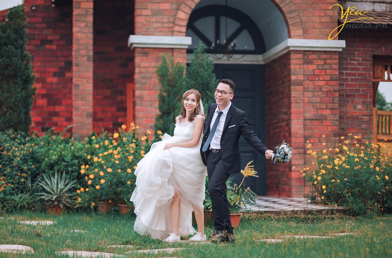 cô dâu chú rể chụp ảnh tự nhiên vui vẻ trước đám cưới