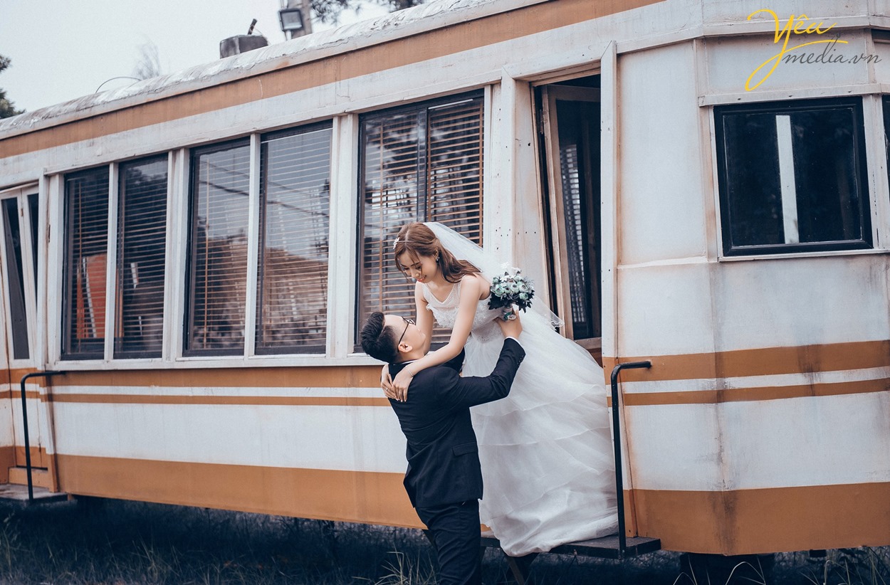 chú rể đỡ cô dâu xuống tàu hỏa