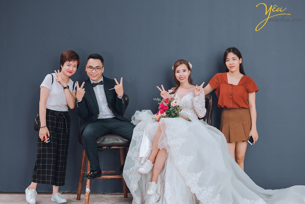 ảnh cưới chụp cùng những người bạn thân