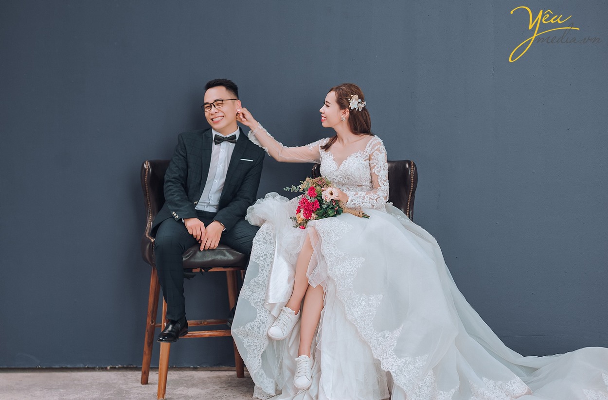 cô dâu véo tai chú rể một cách dễ thương