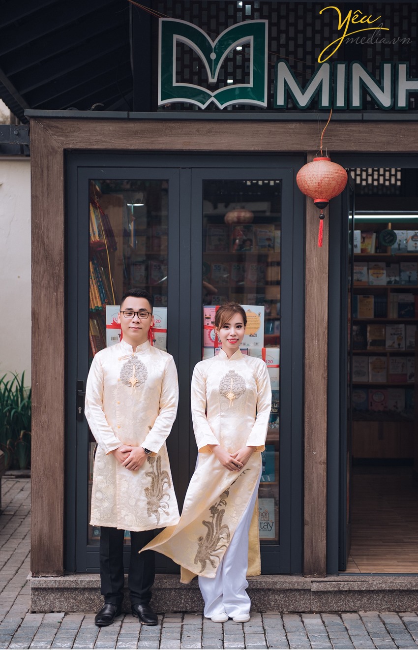 cô dâu chú rể chụp ảnh áo dài tại phố sách hà nội