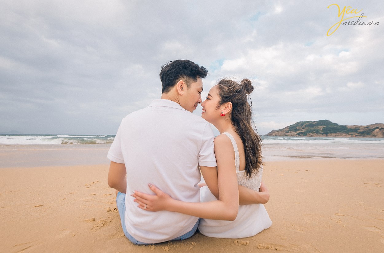 làm album hình cưới đẹp nhất chụp tại bãi biển