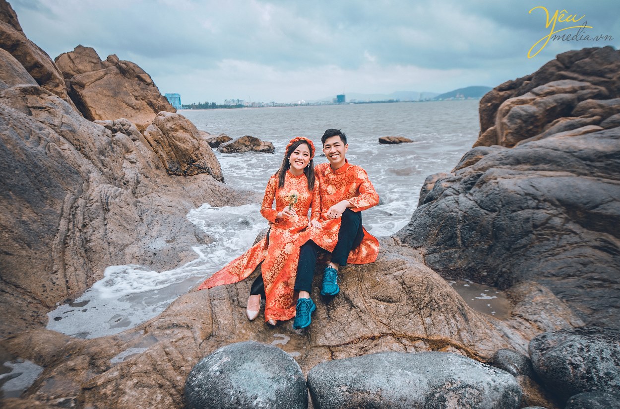 nên mặc gì khi chụp ảnh cưới ở biển