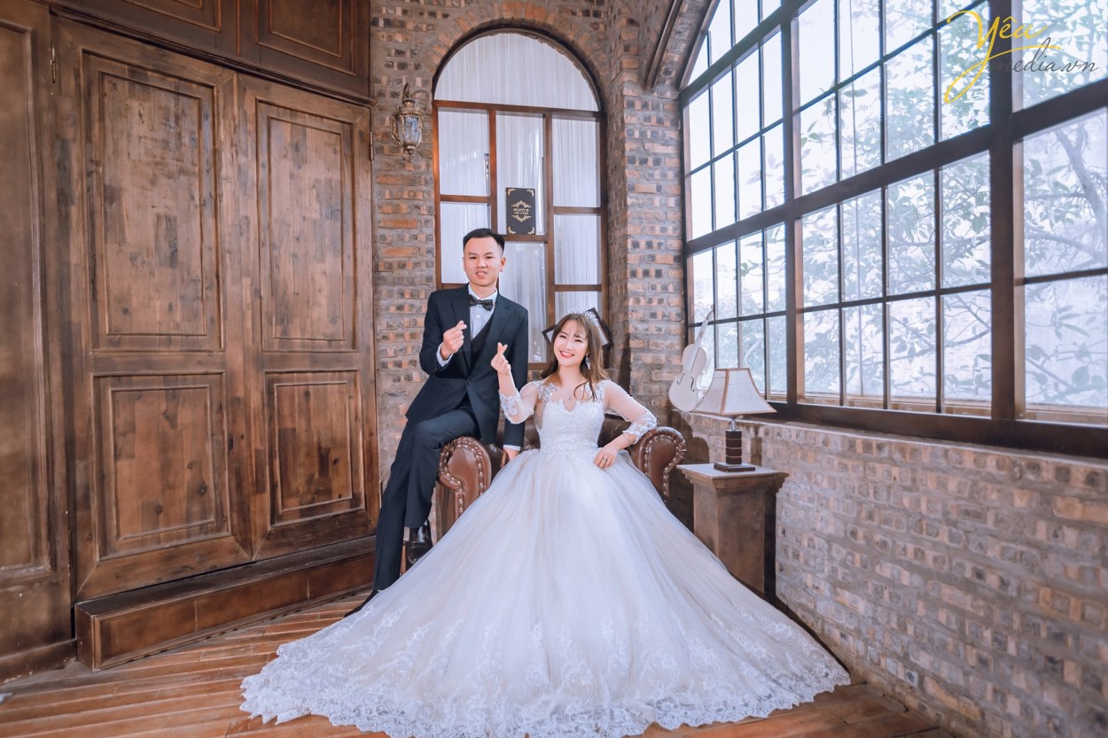 Thông thường chụp ảnh cưới trong nhà theo phong cách Hàn Quốc bạn sẽ ít thấy các style ấn tượng quá bụi bặm, phong trần hoặc cá tính như ...