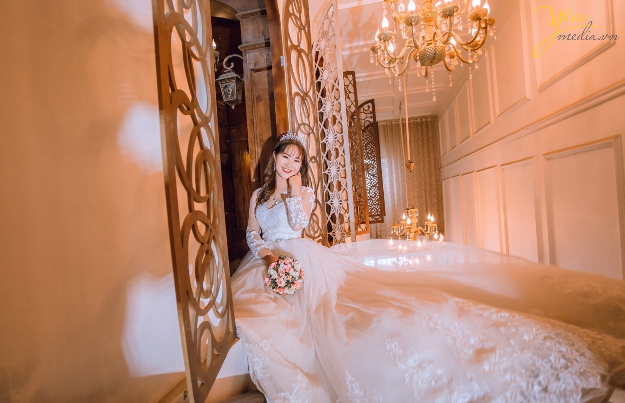 Cặp đôi “Ghét thì yêu thôi” biến hóa đa phong cách trong bộ ảnh cưới ...