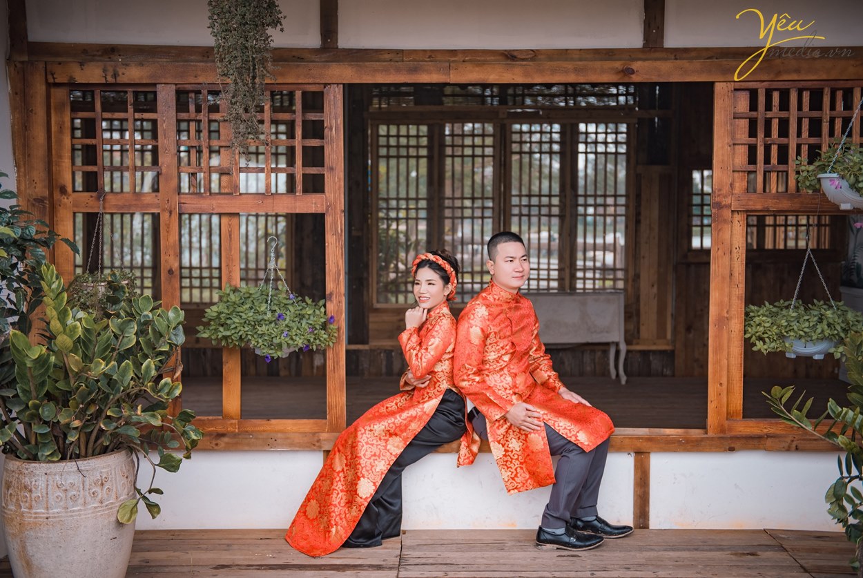 ảnh cưới cùng áo dài đỏ truyền thống loại gấm