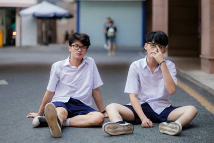 Gợi ý tạo dáng chụp hình cho học sinh nam