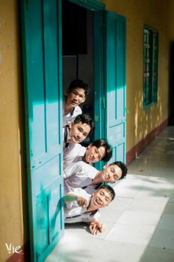 Gợi ý tạo dáng chụp hình cho học sinh nam